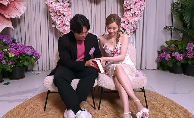 勝出嘅阿Him，同Sophie兩個人玩「答案之書」共渡甜蜜時光。