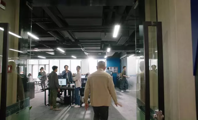 原本係家姐Tone行入辦公室，一畀人見到即刻慌失失咁扮演番丁洛風，齋講清楚都難，更何況要演出嚟。