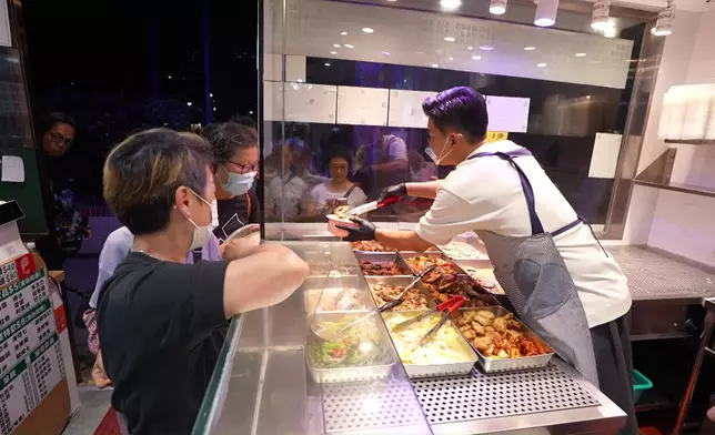 黎諾懿派送「福飯」，親力親為