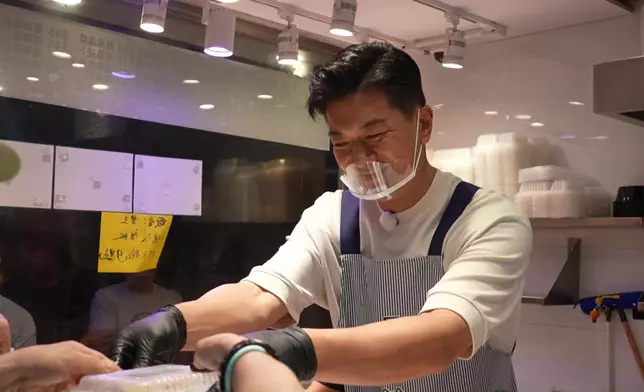 黎諾懿派送「福飯」，親力親為