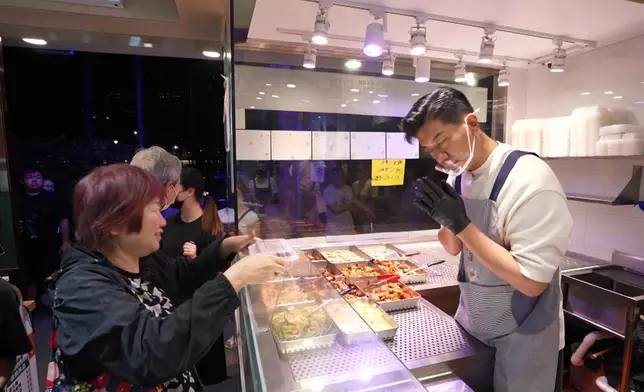 黎諾懿派送「福飯」，親力親為