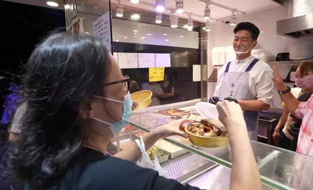 黎諾懿派送「福飯」，親力親為