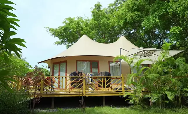 「精靈樹屋」、「野車草原帳篷」及「摩洛哥風情」別墅。