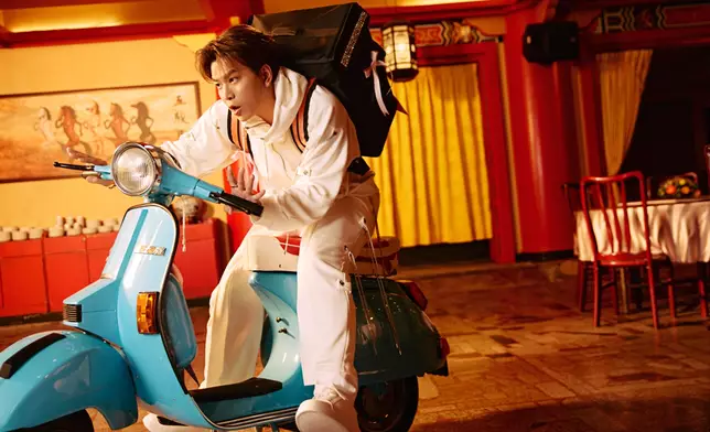 阿弟化身神速外送員 一有訂單馬上去送達