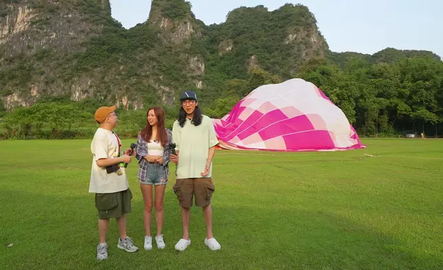 三人試玩高度較低的「有繩」熱氣球。