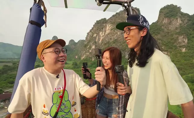 三人試玩高度較低的「有繩」熱氣球。