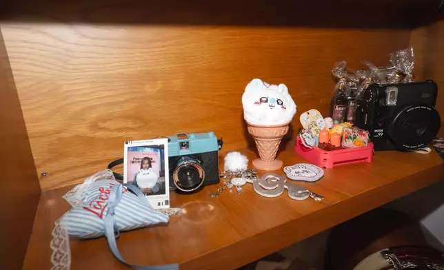 看到漫畫版的自己和喜愛的Chiikawa動漫角色「飛鼠」，以及心形靚相牆