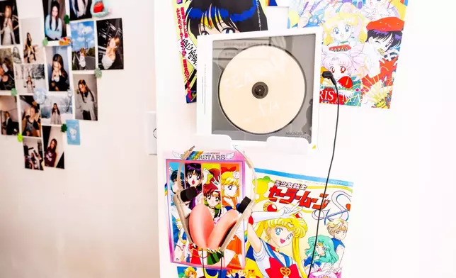 看到漫畫版的自己和喜愛的Chiikawa動漫角色「飛鼠」，以及心形靚相牆