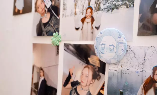 看到漫畫版的自己和喜愛的Chiikawa動漫角色「飛鼠」，以及心形靚相牆