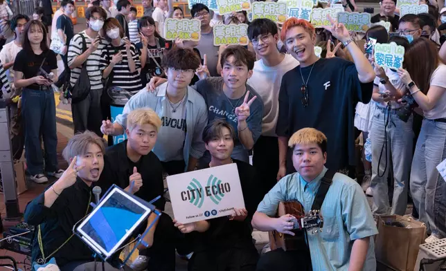 日前黎展峯（Andy）跟黃明德（Dark）於銅鑼灣東角度Busking，引來不少途人及歌迷圍觀。