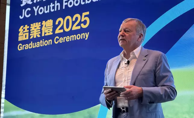 馬會行政總裁應家柏表示，透過「賽馬會青少年足球領袖計劃」等一系列與曼聯合作的計劃和活動，讓年輕人有機會面向世界，加強與國際聯繫。（巴士的報記者攝）