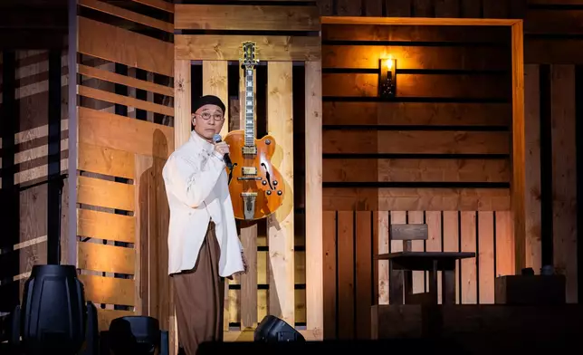 LoLo首場踏出舞台，看到台下的觀眾，已一臉感觸眼泛淚光。