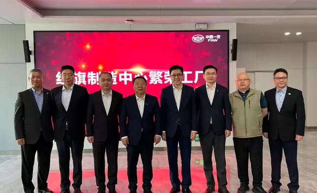 孫東（右四）4日在長春到訪中國第一汽車集團，並參觀其繁榮工廠，了解當地先進製造產業的發展。 政府新聞處圖片