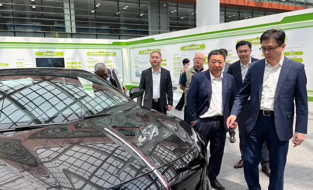 孫東（右一）4日在長春參觀中國第一汽車集團NBD總部研發總院。 政府新聞處圖片