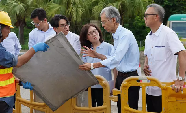 發展局局長甯漢豪（右三）、水務署署長黃恩諾（右四）及專家組成員檢視水管濾網。 政府新聞處圖片