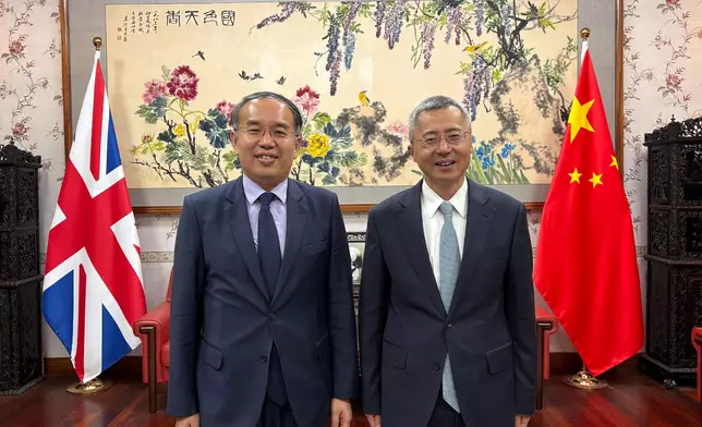 許正宇（左）在英國倫敦拜會中國駐英國使館公使王起（右）。政府新聞處圖片