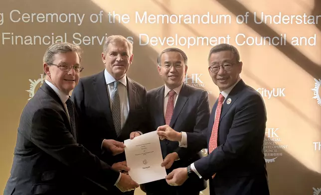 財經事務及庫務局局長許正宇（右二）和英國金融城協會領導委員會主席Bruce Carnegie-Brown（左二）在英國倫敦一同見證香港金融發展局（金發局）與英國金融城協會簽署諒解備忘錄。 政府新聞處圖片