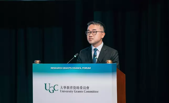 署理教育局局長施俊輝在研究資助局2025論壇上致辭。 政府新聞處圖片