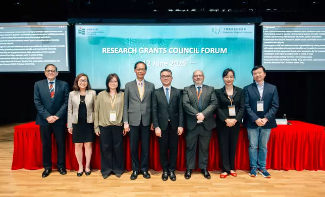 署理教育局局長施俊輝（右四）、研究資助局主席唐偉章（左四）和大學教育資助委員會秘書長鄧特抗（左一）與其他講者在活動上合照。 政府新聞處圖片