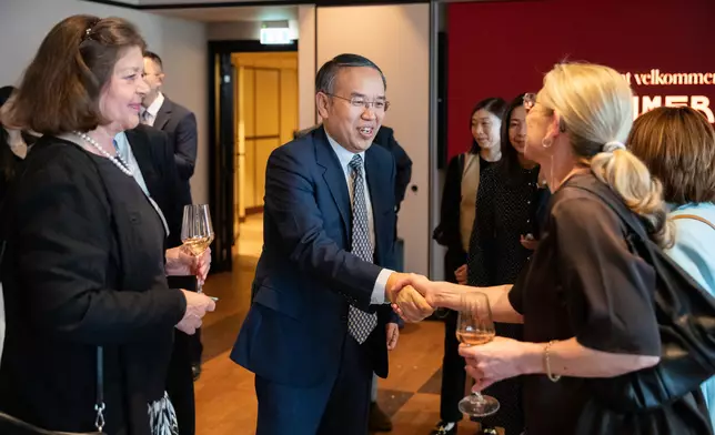 許正宇（中）於香港駐倫敦經濟貿易辦事處及挪威香港商會在挪威奧斯陸合辦的晚宴上，與商會會員見面。 政府新聞處圖片