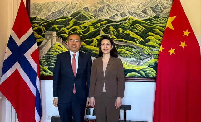 許正宇在挪威奧斯陸禮節性拜會中國駐挪威王國特命全權大使侯悅（右）。 政府新聞處圖片