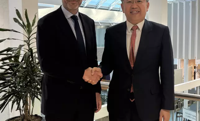 許正宇（右）在挪威奧斯陸與挪威財政部國務秘書Torgeir Micaelsen（左）會面。 政府新聞處圖片
