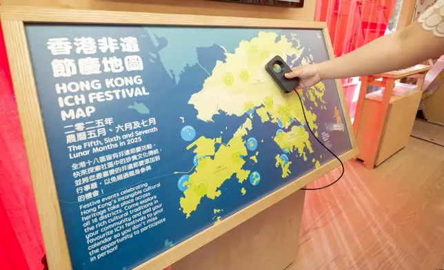 「移動非遺」專車走訪香港各區展示香港非遺的豐富內涵。政府新聞處圖片