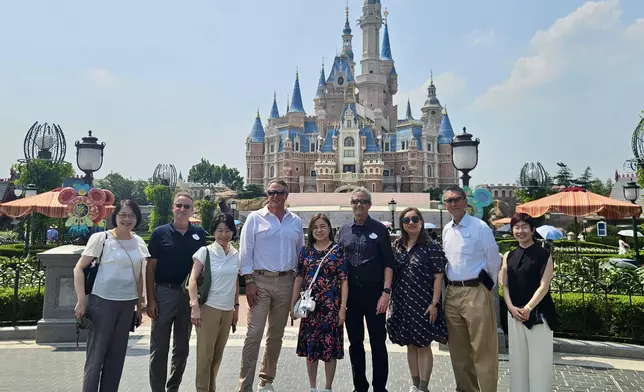 文化體育及旅遊局局長羅淑佩考察上海迪士尼度假區，文體旅局常任秘書長沈鳳君（左三）、旅遊事務專員張馮泳萍（左一）、香港駐上海經濟貿易辦事處主任蔡亮（右一）、香港迪士尼樂園度假區行政總裁莫偉庭（左四）、上海迪士尼度假區總裁及總經理包兆天（右四）、香港迪士尼樂園度假區傳訊及公共事務副總裁黎珮珊（右三），以及上海迪士尼度假區公共事務及傳訊副總裁王凱（左二）亦有隨行。 政府新聞處圖片