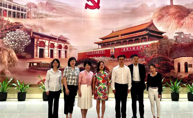 羅淑佩在上海參觀中國共產黨第一次全國代表大會紀念館，文化體育及旅遊局常任秘書長沈鳳君（左三）和中共一大紀念館黨委書記、館長薛峰（右三）亦有隨行。 政府新聞處圖片