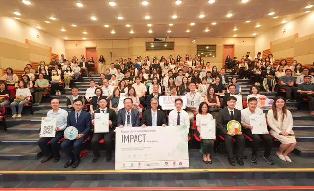 衞生防護中心感染控制處顧問醫生（抗菌素耐藥性）馬紹強（第一排左四）、《效果》總編輯何栢良（第一排左五）、《效果》總編輯胡德超（第一排左六）、編輯委員會成員與一眾參加者合照。政府新聞處圖片