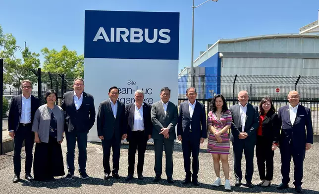 丘應樺（中）在圖盧茲參觀空中巴士的生產線，了解飛機製造和可持續航空的最新發展。立法會議員林健鋒（左四）和香港駐歐洲聯盟特派代表翁佩雯（左二）亦有出席。政府新聞處圖片