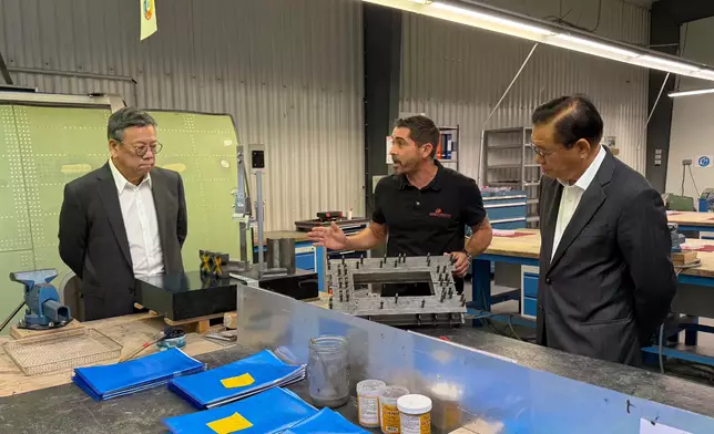 丘應樺（左一）在圖盧茲參觀Derichebourg航空培訓中心，了解相關航空服務訓練的最新發展。 政府新聞處圖片