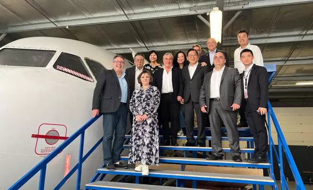 丘應樺（左二）在圖盧茲參觀Derichebourg航空培訓中心，了解相關航空服務訓練的最新發展。旁為Elior Group SA主席兼行政總裁Daniel Derichebourg（左五）、立法會議員林健鋒（左七）、香港駐歐洲聯盟特派代表翁佩雯（左四）和投資推廣署助理署長吳國才（右四）。政府新聞處圖片