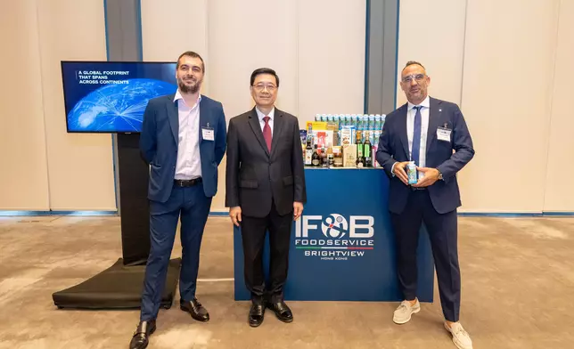 李家超指政府將繼續統籌不同界別企業的實際需要，讓他們通過香港的跨國供應鏈管理中心發展海外業務，共拓發展新藍海。政府新聞處圖片
