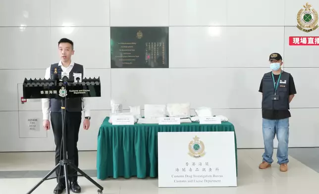 海關毒品調查科毒品調查第一組調查主任陳達川向傳媒講述案件詳情。香港海關FB