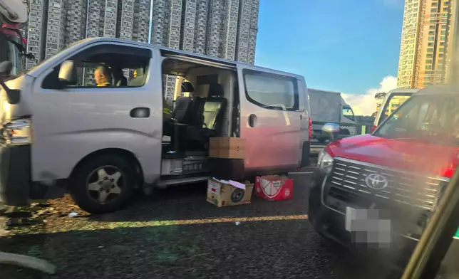 一輛輕型貨車和一輛的士相撞， 一名的士乘客受傷。FB圖片
