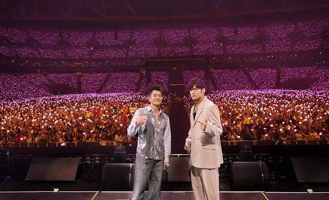 周杰倫與郭富城相隔18年再度同台。