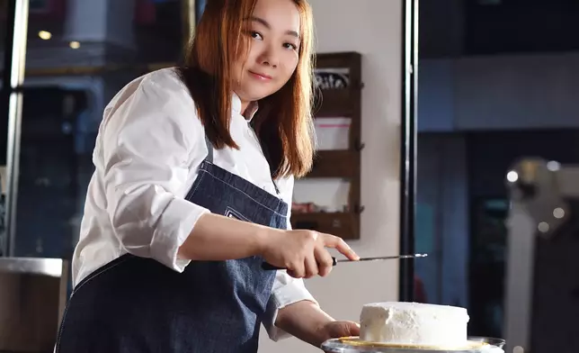 將這些情感用說故事的演繹讓人感受到歌聲人中的煽情與溫馨。