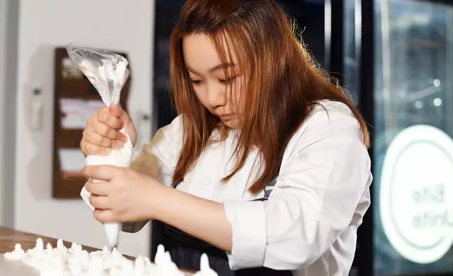 《有一種執著》以平凡人的旅程為主題, 描繪了城市人的繁忙, 拼勁和無聲的堅持。