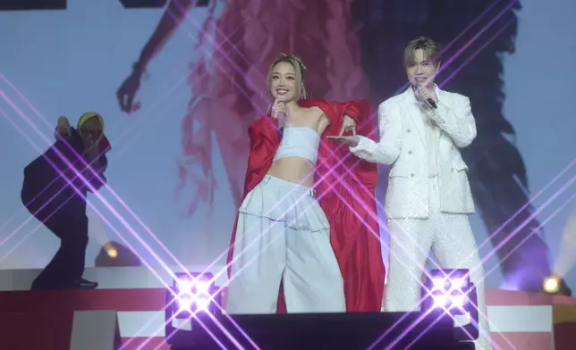 帶動全城 Shake &amp; Dip 熱潮的最佳代言人容祖兒及張敬軒緊接登場