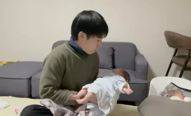 15年足不出戶的YouTuber化身新手舅父深夜照料雙胞胎侄子。影片截圖