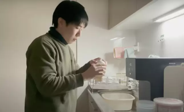 15年足不出戶的YouTuber化身新手舅父深夜照料雙胞胎侄子。影片截圖