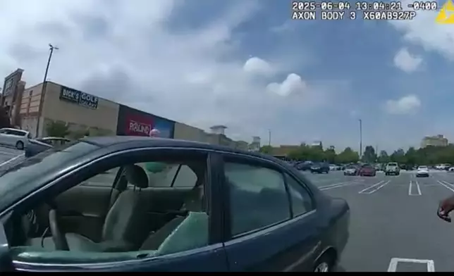 2名幼童被困攝氏47度車廂逾40分鐘，警員到場破窗救出。影片截圖