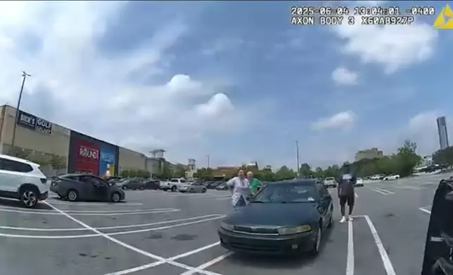 2名幼童被困攝氏47度車廂逾40分鐘，警員到場破窗救出。影片截圖