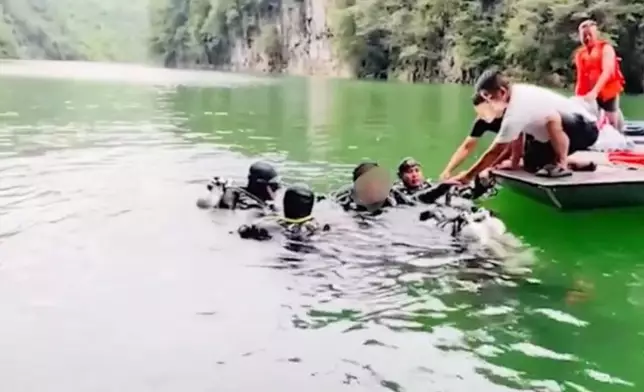 男子潛水困水下溶洞靠生食魚類撐120小時奇蹟獲救。影片截圖