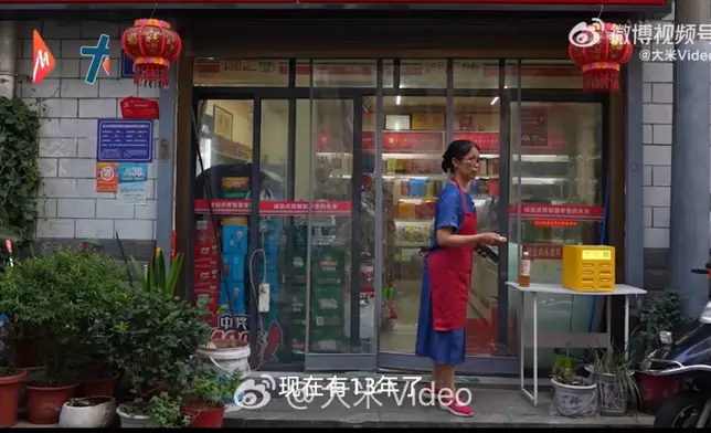 便利店老闆娘聽晚歸女生怨巷道昏暗難行堅持通宵留燈13年。影片截圖