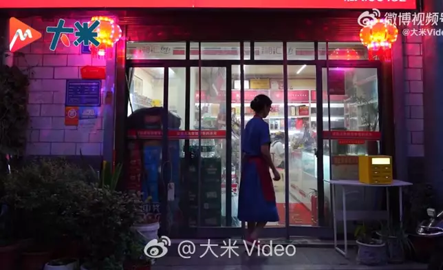 便利店老闆娘聽晚歸女生怨巷道昏暗難行堅持通宵留燈13年。影片截圖