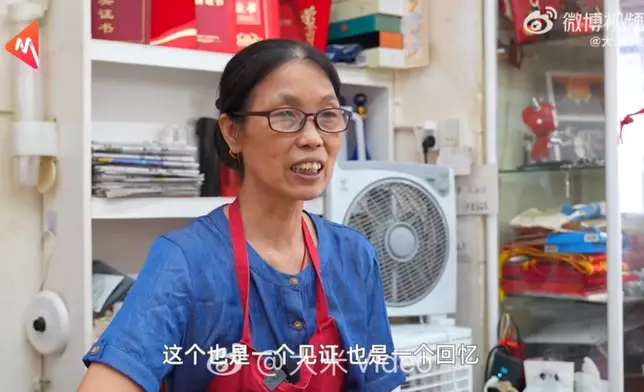 老闆娘便利店保留座機方便給長者及孩童打電話聯繫家人。影片截圖