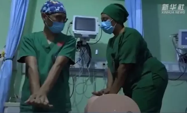 山東援坦桑尼亞醫生為救當地落水者壯烈犧牲，享年38歲。影片截圖