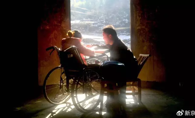 男子畢業後赴湖北深山支教13年助「成骨不全症」女學生圓大學夢。網上圖片